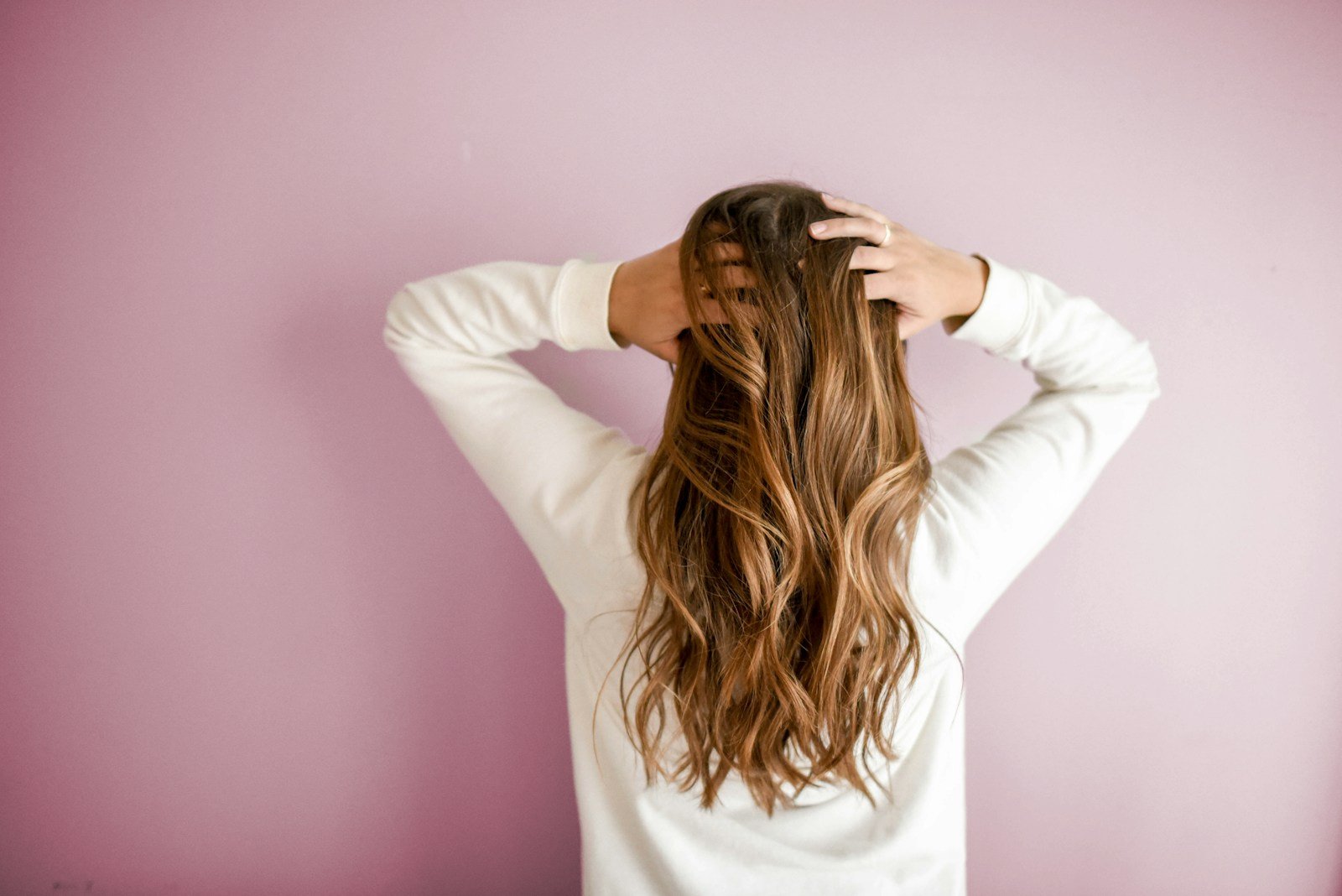 Professionelle Friseurin bei der Arbeit in Salon Happy Hair Berlin