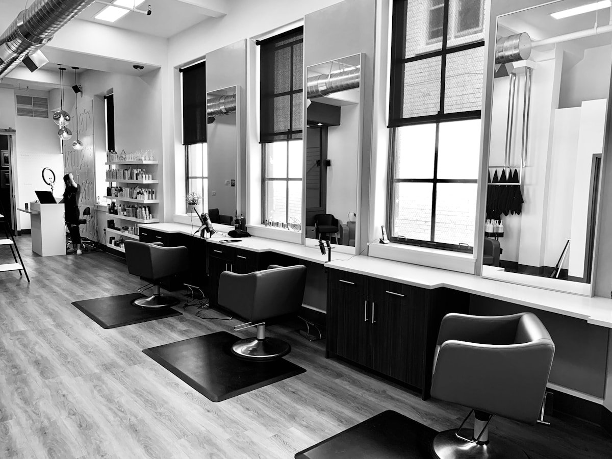 Elegantes Interieur des Salon Happy Hair in Berlin